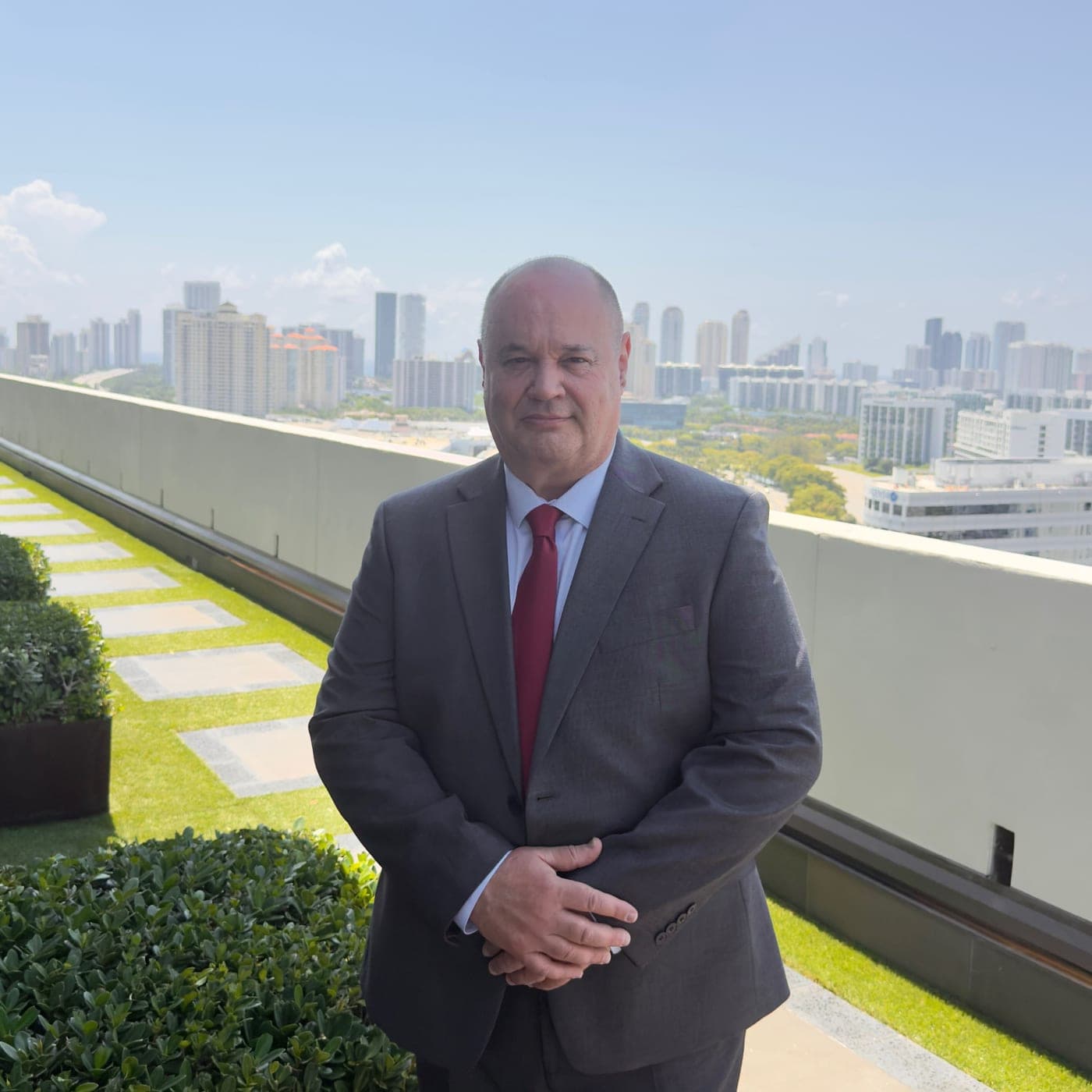 Jorge Schneider en una terraza con el horizonte de Miami de fondo